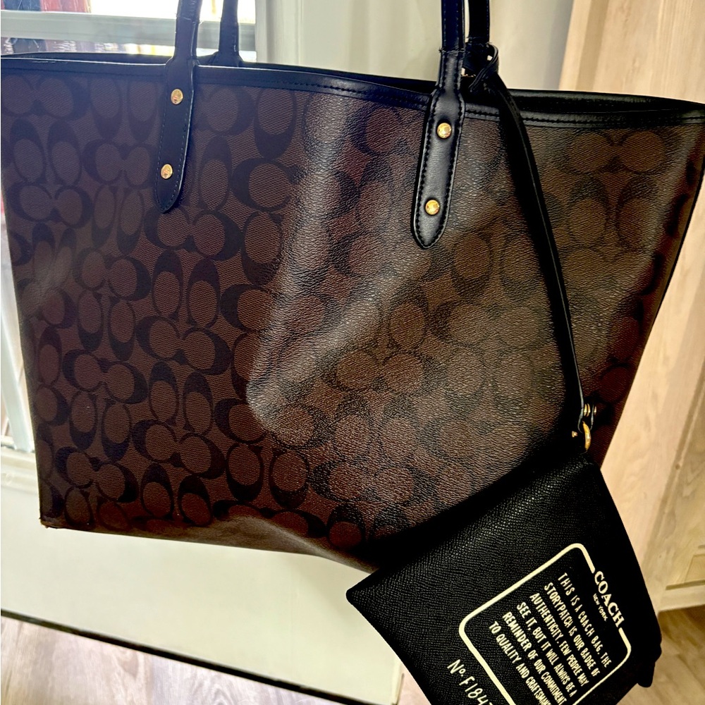 Beautiful reversible Coach tote w/ detachable pouch. Brown w/ C design or black